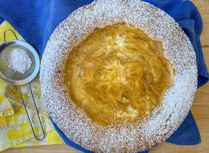 Foto di Crostata con composta di prugne e yogurt aromatizzato al cardamomo e zenzero - no glutine e lattosio
