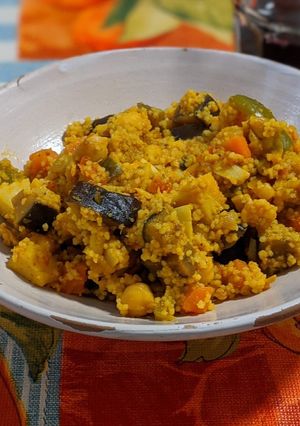 Una foto de Curry de bacalao con verduras, garbanzos y cous-cous