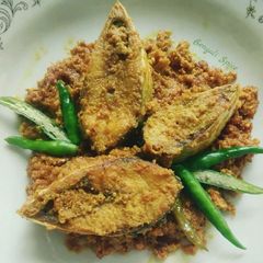 Bengali "Sorshe ilish"/ Hilsha Fish Curry with Mustard paste 🍲 A picture of Bengali "Sorshe ilish"/ Hilsha Fish Curry with Mustard paste 🍲.