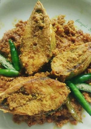 A picture of Bengali "Sorshe ilish"/ Hilsha Fish Curry with Mustard paste 🍲.