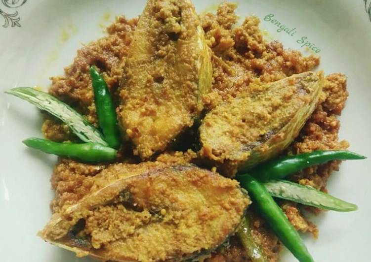 Step-by-Step Guide to Make Super Quick Homemade Bengali &#34;Sorshe ilish&#34;/ Hilsha Fish Curry with Mustard paste 🍲