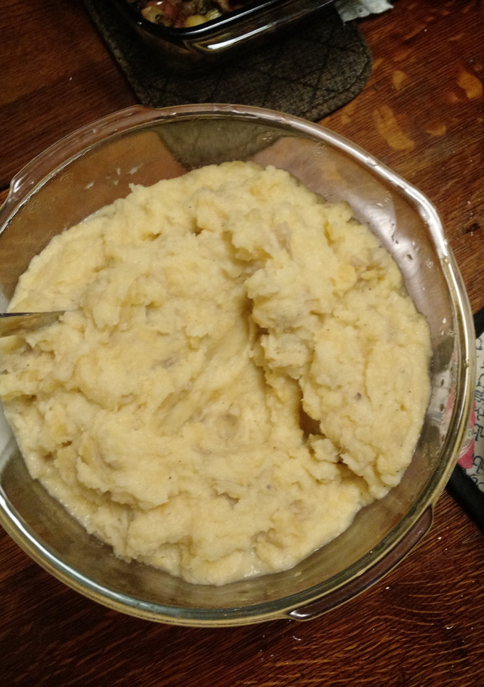 A picture of Mashed Potatoes and Rutabagas.