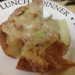 A picture of Irmgards Cheesy Bacon Melt with Jacket Potato.