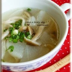 A picture of Daikon Radish & Shimeji Mushroom Soup, with Wei-pa.
