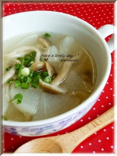 A picture of Daikon Radish & Shimeji Mushroom Soup, with Wei-pa.
