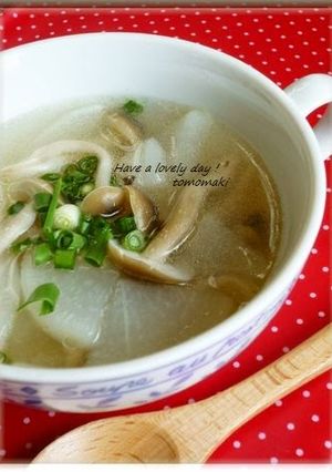 A picture of Daikon Radish & Shimeji Mushroom Soup, with Wei-pa.