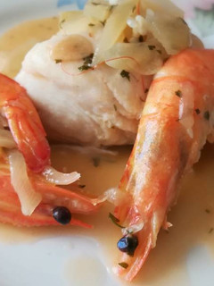 Una foto de Lomos de merluza en salsa con langostinos