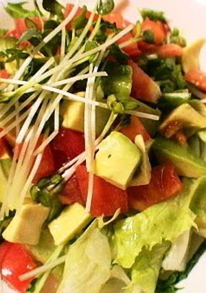 A picture of Avocado & Tomato Salad.