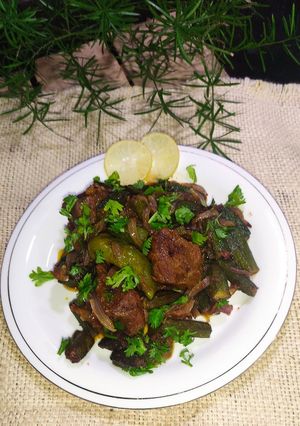 A picture of Bhindi Gosht (okra).