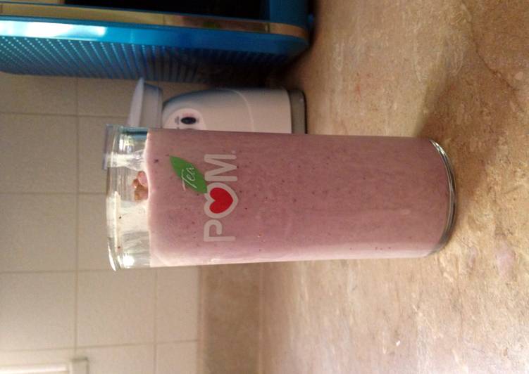 Simple Way to Make Speedy Healthy Banana Berry Smoothie