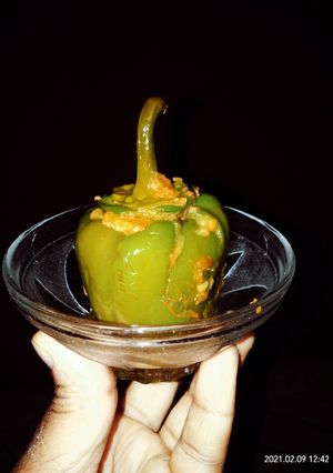 भरवाँ शिमला मिर्च (bharwa shimla mirch recipe in Hindi) रेसिपी मुख्य फोटो