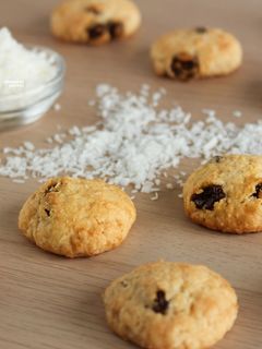 A picture of Coconut Raisin Cookies.