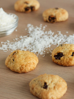 A picture of Coconut Raisin Cookies.
