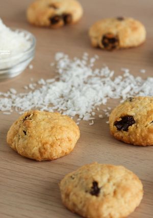 A picture of Coconut Raisin Cookies.