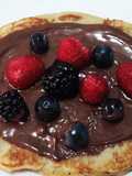 Pancakes cu iaurt cu afine, nutella și fructe de pădure
