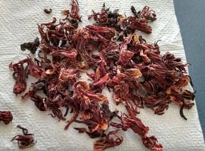 Una foto de Costillitas en salsa de jamaica picosita. ॐ