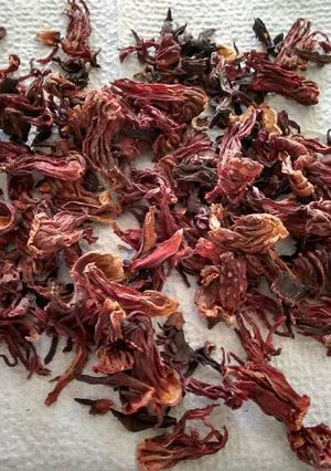 Una foto de Costillitas en salsa de jamaica picosita. ॐ