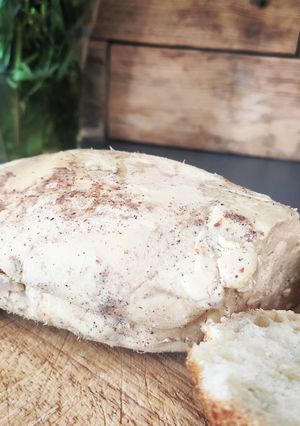 Une photo de Foie gras aux épices et Armagnac cuit aux gros sel