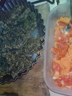 Una foto de Cena fría Rápida y fresca😏:Buñuelosde acelga y ensalada☺