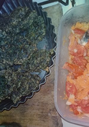 Una foto de Cena fría Rápida y fresca😏:Buñuelosde acelga y ensalada☺