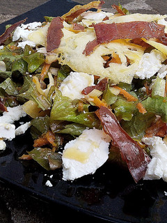 Una foto de Ensalada con crujiente de jamón serrano y queso