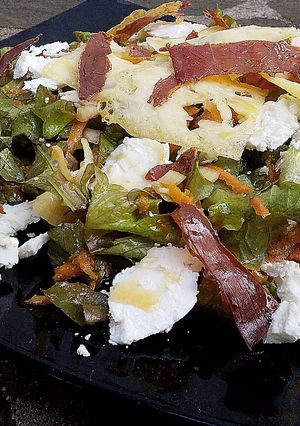 Una foto de Ensalada con crujiente de jamón serrano y queso