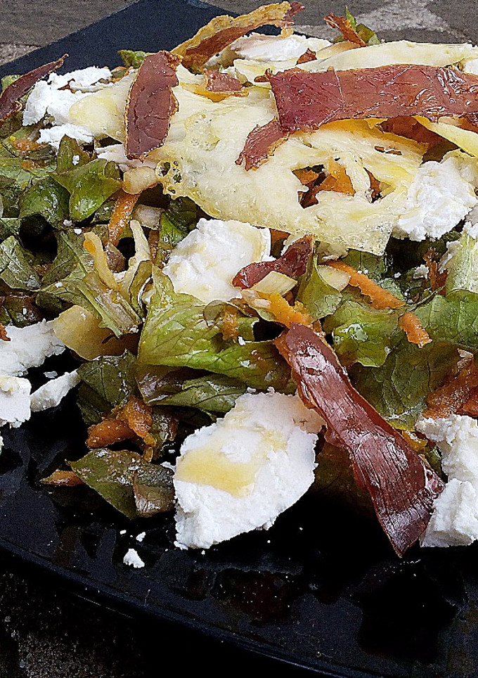 Una foto de Ensalada con crujiente de jamón serrano y queso