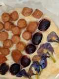 Roti Focaccia Dengan Sosej, Bunga Telang dan Anggur Hitam