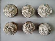 Una foto de cupcake de vainilla con harina leudante