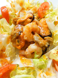Una foto de Marisc amb salsa romesco