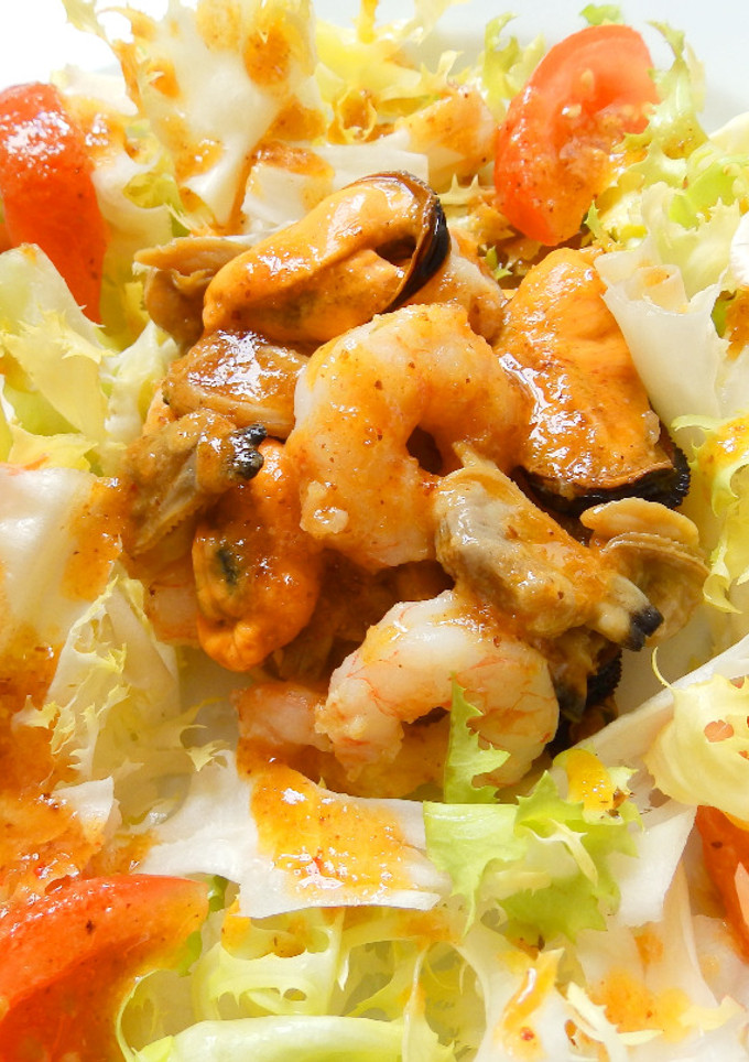 Una foto de Marisc amb salsa romesco