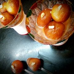 A picture of Gulab jamun.