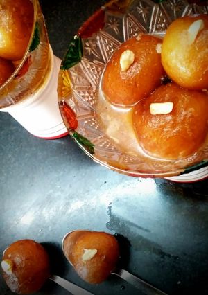 A picture of Gulab jamun.