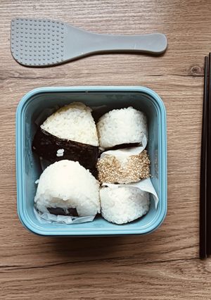 Foto di Onigiri Giapponesi con Salmone Affumicato e Tonno