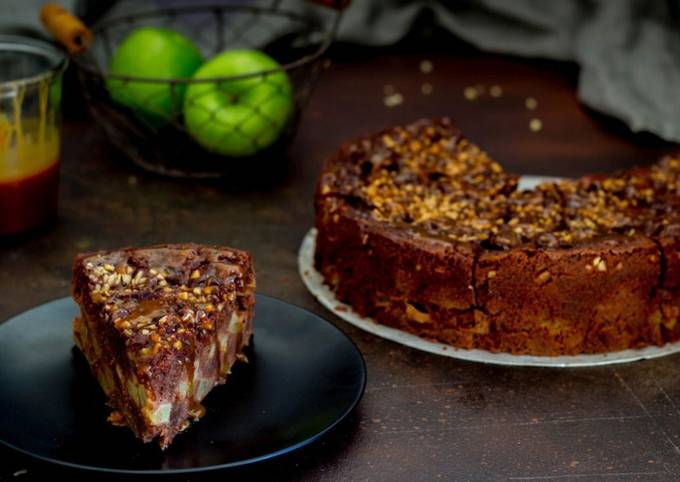 Apfel Schokokuchen mit Karamellsauce