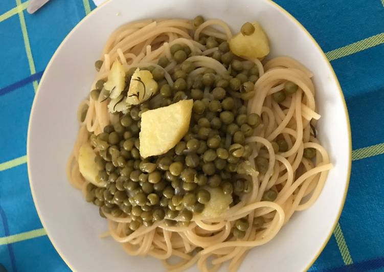 Spaghetti piselli e patate con spezzatino di manzo