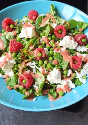 Une photo de Salade sucrée salée aux fruits rouges, feta et menthe