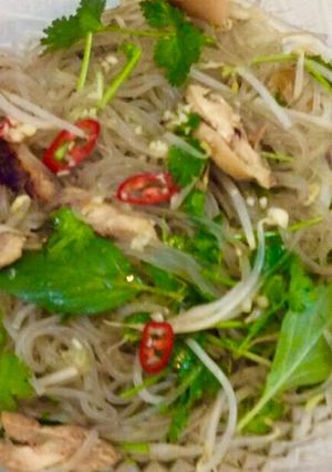 Hình của món Miến trộn thịt đùi gà áp chảo.