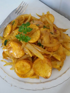 Una foto de Cebollas caramelizadas al curry con patatas