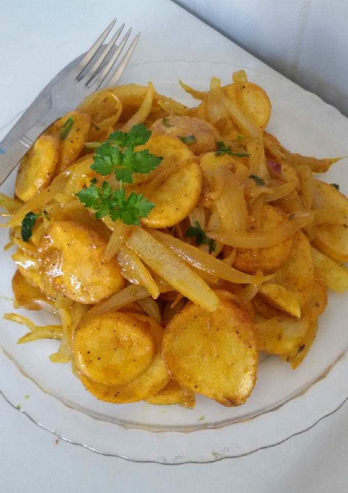 Una foto de Cebollas caramelizadas al curry con patatas