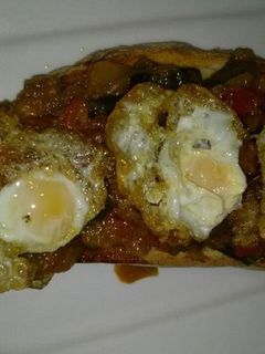 Una foto de Tostas de pisto y queso de cabra