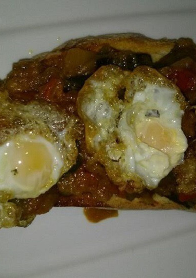 Una foto de Tostas de pisto y queso de cabra