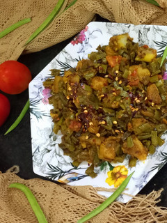 ग्वारफली और आलू की सूखी सब्जी (Gawarfali Aur Aloo ki Sukhi sabji ki recipe in hindi) रेसिपी मुख्य फोटो