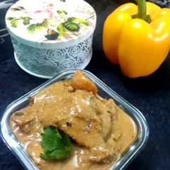 A picture of Chicken Aloo in white gravy.