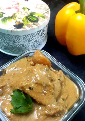 A picture of Chicken Aloo in white gravy.