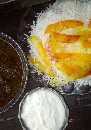 عکسی از دستور قورمه سبزی با ته دیگ سیب زمینی خلالی