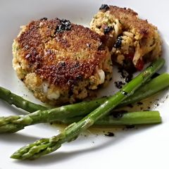 A picture of Sig's Leek and Sweet Pepper Crab Cakes.