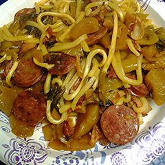 A picture of Udon noodles Cai chua ( pickled mustard)with pork.