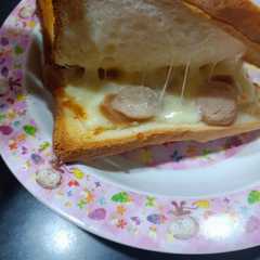 A picture of Mozarella French Toast.