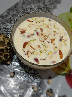 સીતાફળ બાસુંદી (Sitafal Basundi Recipe In Gujarati) રેસીપી મુખ્ય ફોટો